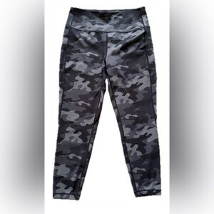 LOLE 3/4 length camouflage leggings tights Size Large Lolë